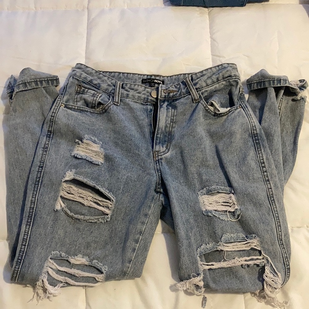 Fashion Nova Size 7 boyfriend jeans